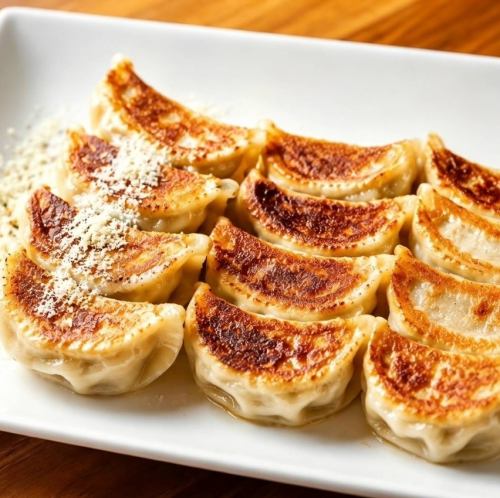【自慢】毎日お店で手包み！皮はパリッと、具はジューシーな「特製餃子」