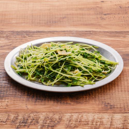 Stir-fried soybean sprouts with salt and garlic