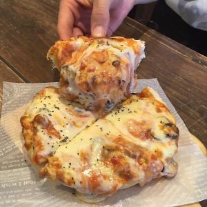 濃厚チーズたっぷりの特製「シカゴピザ」