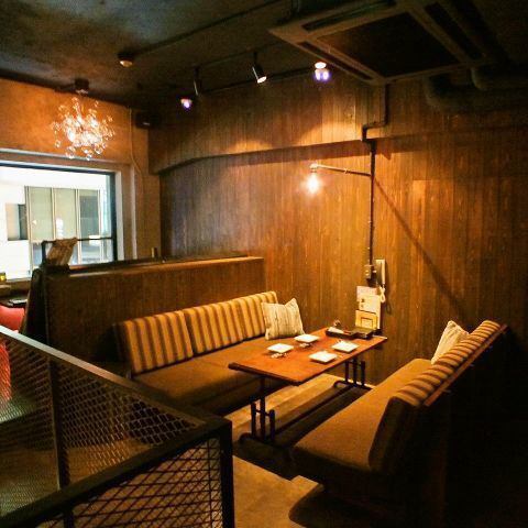 【記念日・デートに◎夜景を楽しむおしゃれなソファシート】NYブルックリンスタイルのおしゃれな手作り内装が自慢♪女子会や誕生日&各種宴会におすすめのおすすめ空間★お酒やワインの種類も豊富!!栄駅徒歩5分!!