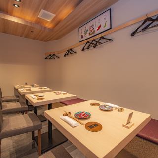2名掛けのテーブル席を6席、ご用意しています。プライベートなお食事から中規模の飲み会、宴会、女子会利用まで様々な用途でご利用いただくことができます。白木が美しく映える、ゆったりとしたテーブル席で当店自慢の料理とお酒をお楽しみください。お席を連結することで最大12名でのご利用も可能となっております。