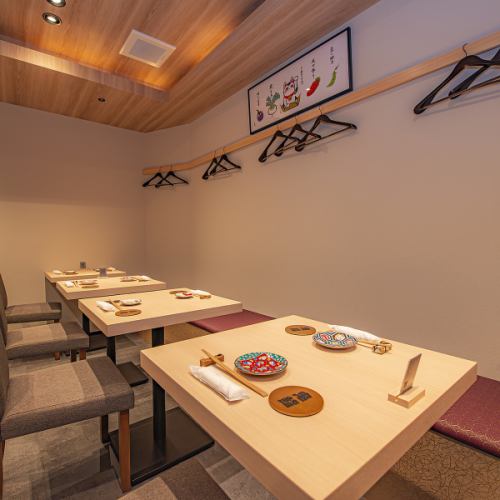 2名掛けのテーブル席を6席、ご用意しています。プライベートなお食事から中規模の飲み会、宴会、女子会利用まで様々な用途でご利用いただくことができます。白木が美しく映える、ゆったりとしたテーブル席で当店自慢の料理とお酒をお楽しみください。お席を連結することで最大12名でのご利用も可能となっております。