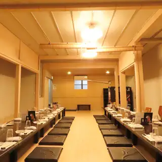 貸切で最大50名様まで収容可能です！会社の歓送迎会やサークルのご宴会などにぴったりのスペースとなっております！各種コースメニューも豊富に取り揃えておりますので、お食事もお楽しみください！詳しくはお電話にてお気軽にお問い合わせください。