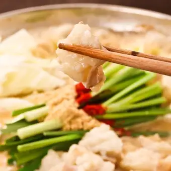 【限时优惠 / 含2小时畅饮】豪华套餐，包含烤飞驒牛腰肉和国产和牛内脏火锅（共10道菜）
