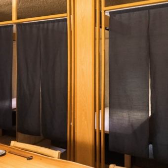 [Semi-private table room/2 rooms for 1-4 people] For small groups.A pleasant space with just the right amount of seclusion.This semi-private room is recommended for small groups.Large noren curtains separate the aisles and other seats, creating a comfortable, independent space without any sense of oppression.Enjoy a relaxing conversation and meal with just your date, family, or friends.