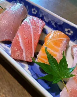 Five pieces of nigiri sushi