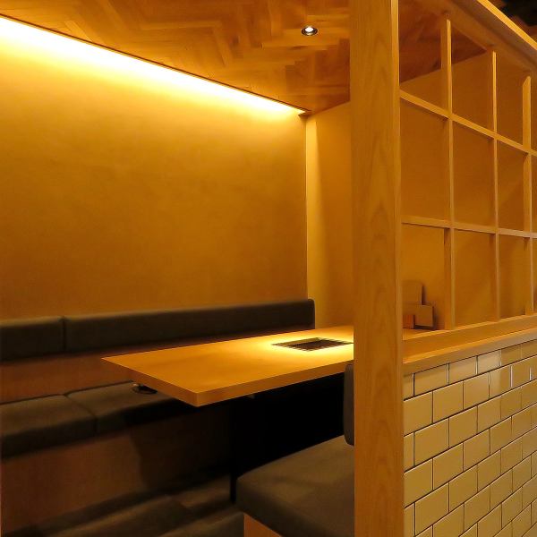 【半個室仕様】当店ではお客様のプライバシーとくつろぎを大切に考え、半個室を完備しております。お友達やご家族との特別なひとときを過ごしていただけるよう、6名様席を1部屋ご用意しております。接待やデートなど特別な場面にも最適な雰囲気をご用意しております。細やかな気配りとサービスでお迎えいたします