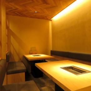 2 x 4-person table seats