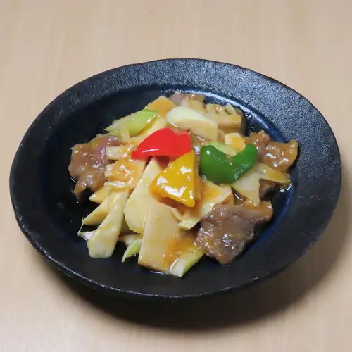 炒薄片豬肉和水燕麥。
