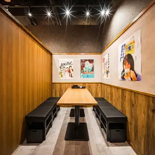 少人数での宴会や合コンに大人気の個室です♪人気のお席ですのでご予約はお早めに！