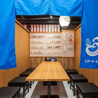 少人数での宴会や合コンに大人気の個室です♪人気のお席ですのでご予約はお早めに！