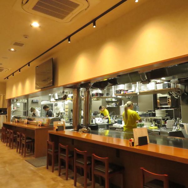 【お1人様～気兼ねなくご利用ください◎】カウンター席は鉄板料理のライブ感をお愉しみいただける特別なお席です。軽く1杯だけのご利用からお気軽にどうぞ♪