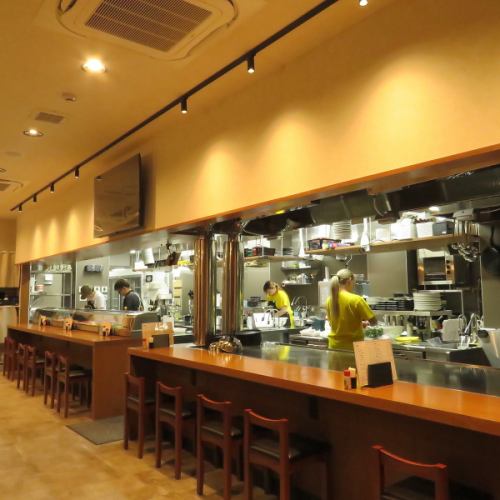 <p>【お1人様～気兼ねなくご利用ください◎】カウンター席は鉄板料理のライブ感をお愉しみいただける特別なお席です。軽く1杯だけのご利用からお気軽にどうぞ♪</p>