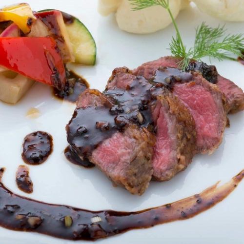 牛肉のステーキ黒酢チョコソース 蒸しパン添え