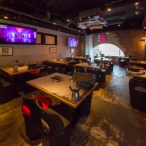 Table seating for two, perfect for a date! Enjoy delicious Korean food in our stylish Korean space! Come and join us! [Umeda #KoreanFood #PrivateRoom #Lunch #Birthday #Meat #AllYouCanEatAndDrink #Samgyeopsal #MeatSushi #YukhoeSushi #HotPot #Motsunabe #Yakiniku #Cheese #]