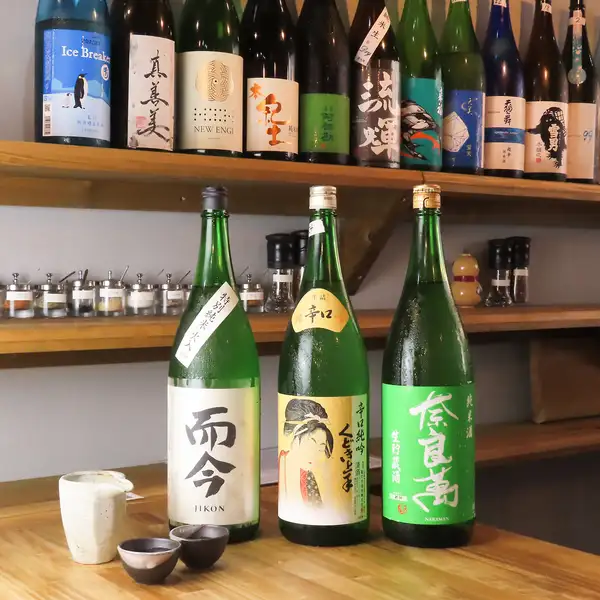 日本酒飲み比べセットで楽しむ銘柄、25種以上からお選びいただけます。辛口から甘口まで