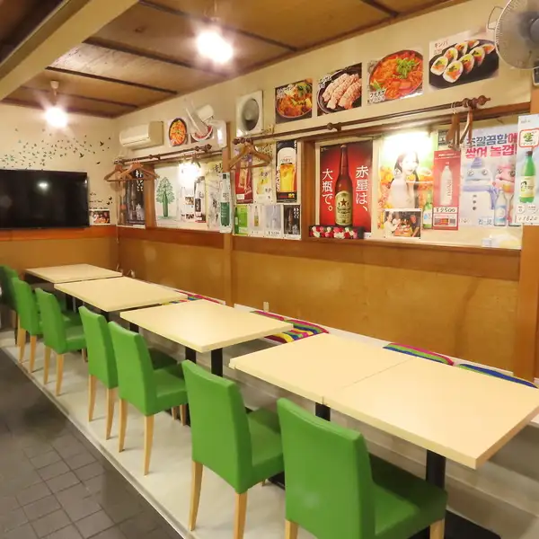 周りを気にせずワイワイ楽しみたい夜には、15名様での貸切利用がおすすめです!職場の歓送迎会や、ご友人との親睦会、同窓会など、アットホームなプライベート空間で賑やかなご宴会をお楽しみいただけます。3名様以上の女子会向けのお得なクーポンなどもご用意しておりますので、ぜひお気軽にお問い合わせください。