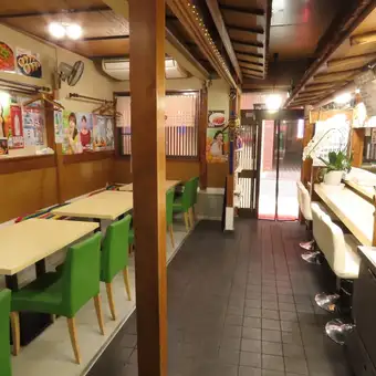 15名様より店舗の貸切が可能です。アットホームな空間を独占して、仲間内だけのプライベートな宴会を楽しめます。TV・プロジェクターも完備しているため、映像を流してのパーティにもおすすめ。最大24名様まで収容可能です。