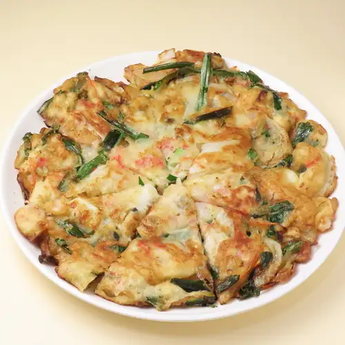 厨房歴40年の熟練の技が光る!外はカリッと中はモチモチの食感がたまらない【特製・海鮮チヂミ】