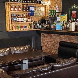 【ソファーでゆったり】ゆったりとお寛ぎいただけるお席もご用意ございます！貸切のご相談もお気軽にご連絡くださいませ！デートや女子会、各種宴会でも心行くまでお楽しみいただける空間となっております！