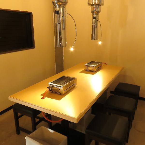 広々としたテーブル席は、ご家族やご友人との食事に最適です。周りを気にせず、お料理とおしゃべりを心ゆくまでお楽しみいただけます。また、排煙設備を完備しているので、煙や臭いを気にすることなく、快適な空間で焼き肉をお楽しみいただけます。