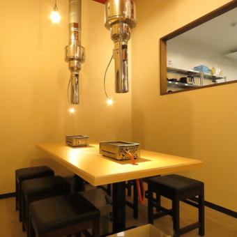 グループでのご利用に最適な6名様用テーブル席です。広々とした空間で、会社の同僚や気の置けない仲間とワイワイ盛り上がりながらお食事をお楽しみいただけます。焼肉をみんなで囲んで、楽しいひとときをお過ごしください。