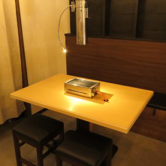 ご家族やご友人とのお食事にぴったりの4名様用テーブル席です。ゆったりとした空間で、周りを気にすることなく、美味しいお肉とおしゃべりをお楽しみいただけます。お子様連れでも安心してご利用いただけます。