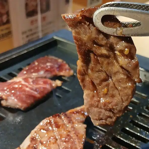 お一人様でのご利用にぴったりのカウンター席もご用意しています。また専用のコンロと排煙設備が完備されているので、自分のペースでゆっくりと焼き肉を楽しめます。お仕事帰りや、ふらっと立ち寄りたい時に気軽にご利用いただけます。