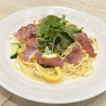 生ハムとズッキーニとベビーリーフのレモンクリーム