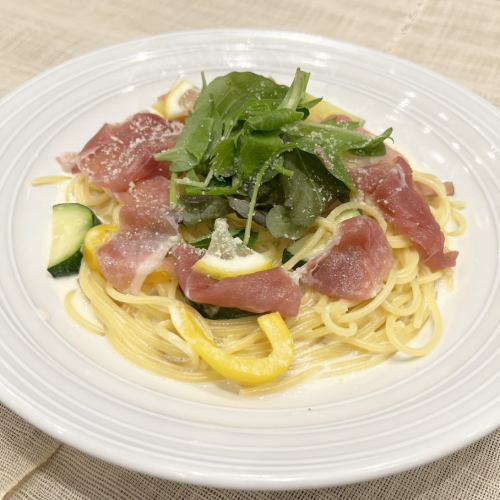 生ハムとズッキーニとベビーリーフのレモンクリーム