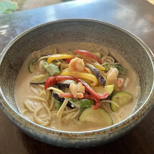 夏野菜と海老のタイ風グリーンカレーパスタ