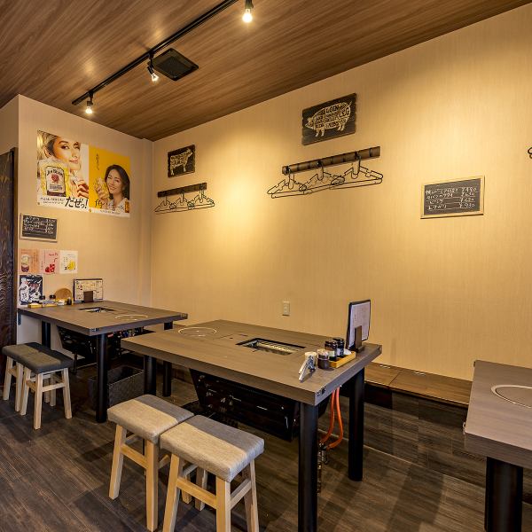 [Recommended for women's associations and families ☆] We have 3 tables for 5 to 6 people! It is a chic atmosphere based on black wood grain, but it is very calm with a feeling of warmth somewhere Of course, even for company banquets, but also for women's parties and families ◎ If you like meat regardless of age or gender, please drop in once ☆