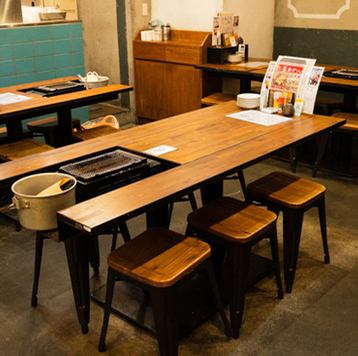 少人数様でのお食事にピッタリの落ち着いたテーブル席もございます☆女子会やデートに牡蠣パーティーをお楽しみ下さい☆当店一押しの牡蠣食べ放題コースの他、大人数でわいわい堪能できる季節限定の鍋料理も人気です！飲み会にピッタリのアルコールや、女性にも飲みやすいドリンクメニューを豊富に取り揃えております