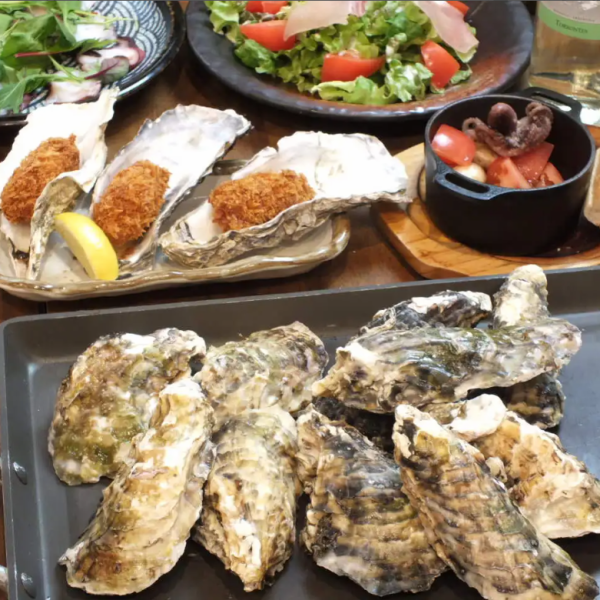 海鲜和烤海鲜居酒屋“明石牡蛎章鱼”是一家位于明石站前的热闹居酒屋。