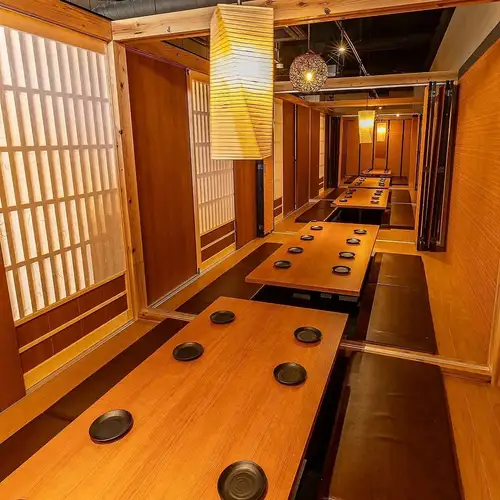 【和歌山 個室 居酒屋】席は分かれてしまいますが、フロア貸し切りで80名様前後でのご宴会が可能です◎