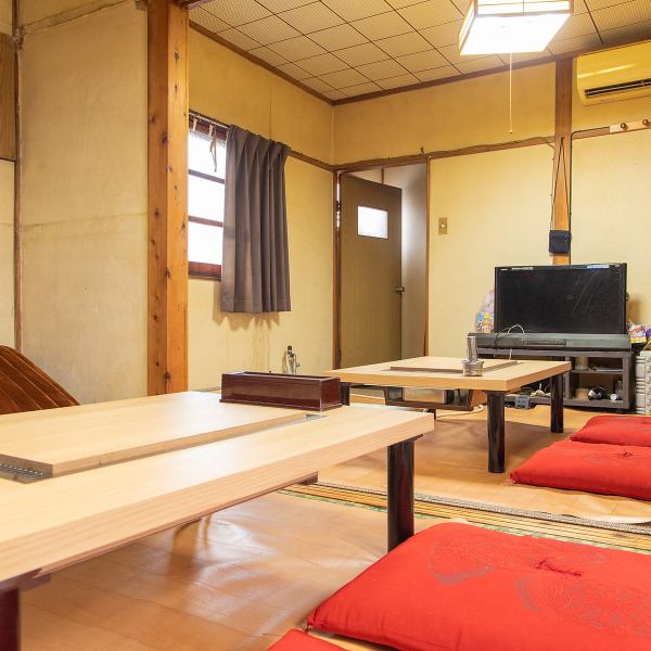 2階の個室は貸切にも対応できるゆとりある空間です。宴会席には鉄板が備えられ、粉もん料理を囲んでにぎやかに楽しむことができます！大人数でも快適に過ごせるレイアウトで、打ち上げや会社宴会など幅広いシーンにぴったり。どなたでも安心して利用できる落ち着いた雰囲気の中で、美味しい料理とお酒を堪能してください☆