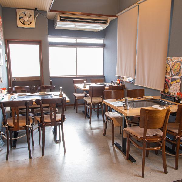 少人数向けのテーブル席は、鉄板を囲んで料理を焼きながら食べられるのが嬉しいポイント！アットホームな雰囲気で、友人や恋人との食事や小規模な飲み会にも最適です。目の前で焼き上がるお好み焼きや焼きそばの香りに包まれて、心満たされる時間を過ごせます♪