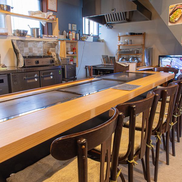 店内は温かみのあるデザインで、気取らずくつろげる雰囲気。アクセスも便利な立地で仕事帰りの一杯や休日の食事にも使いやすいお店です！全席に鉄板が備え付けられ、粉もんを自分で焼く楽しさも魅力。二次会やカジュアルな集まりにぴったりな空間で、楽しい時間をどうぞ◎
