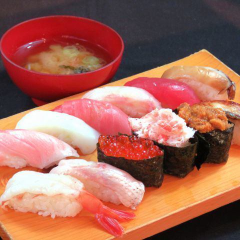 佐渡直送の旬魚と地酒！「BANDAI FOOD HALL」内、活気あるスタッフがお出迎え！