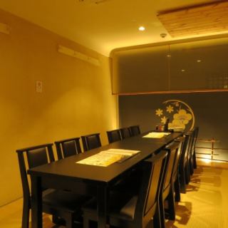  【冬の間】特別完全個室。最大12名様迄。会社のご接待、ご家族や大事なご友人との会食の場に最適なお部屋です。テーブルと椅子を完備。