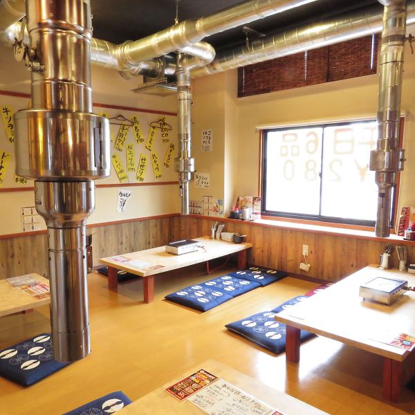 座敷は6名掛けのテーブルを4つご用意しております。まるまる宴会場として最大24名様利用も可能ですので、もし宴会利用の場合はお気軽にお申し付けくださいませ。ダクトも全席完備しております。