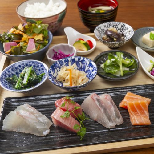 中央市場直送の鮮魚と旬の食材で造る、お造り盛り合わせ