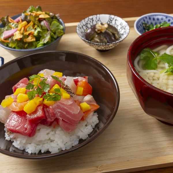 【宝石箱の輝き】中央市場鮮魚のダイス海鮮丼定食◆一度に多彩な味を