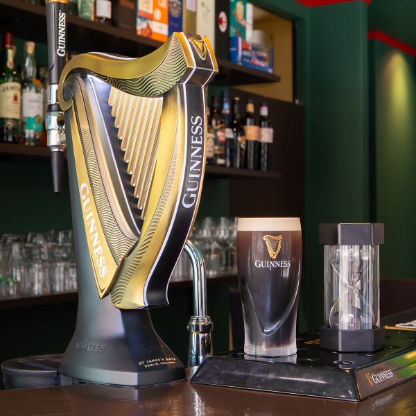 From a quick drink after work to a date or anniversary, this Irish pub boasts a relaxed atmosphere that's perfect for private occasions. Feel free to drop by. Step inside the antique interior and you'll find yourself in a wonderful space where you can forget about your everyday life. We recommend sitting at the counter and chatting side by side, or enjoying a private room without worrying about others!