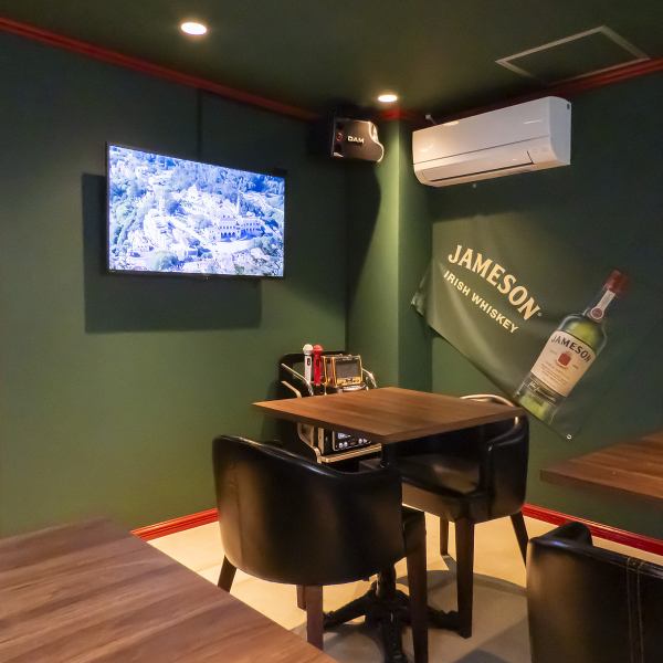 We have seats available for individuals to enjoy a relaxing meal! At the counter seats, where you can casually drop in, staff will pour the Guinness beer right in front of you, so you can visually enjoy a superb glass of beer. We also have private rooms for groups of up to 10 people! Please feel free to contact us. A new type of Irish pub where you can have fun with karaoke.