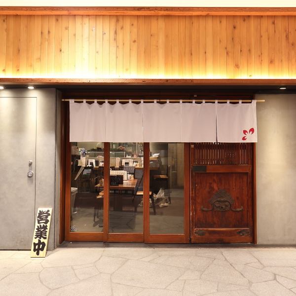 新秋津駅から徒歩一分の好立地！当店自慢の焼鳥をはじめ、お酒に合う料理も多数ご用意しております。また、店内は、カウンター席、テーブル・お座敷と様々なお食事シーンにご利用いただける居酒屋です。お仕事帰りのサク飲みや、ご友人同士のお集まりに、おひとり様でのご来店など、是非お気軽にお越しください。ご予約。