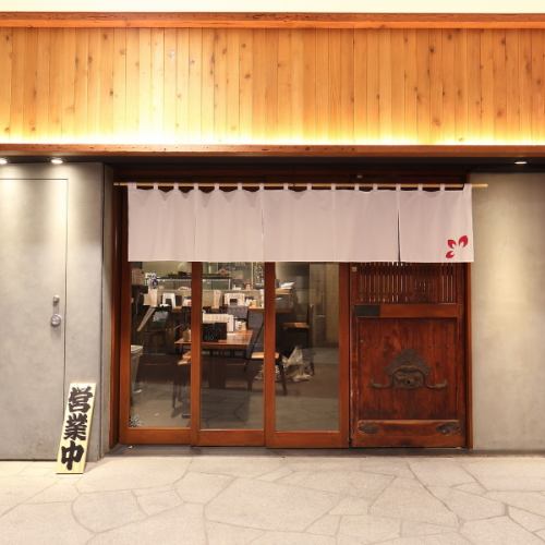 <p>新秋津駅から徒歩一分の好立地！当店自慢の焼鳥をはじめ、お酒に合う料理も多数ご用意しております。また、店内は、カウンター席、テーブル・お座敷と様々なお食事シーンにご利用いただける居酒屋です。お仕事帰りのサク飲みや、ご友人同士のお集まりに、おひとり様でのご来店など、是非お気軽にお越しください。ご予約。</p>