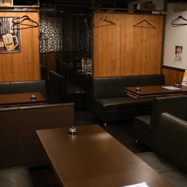 店内はカウンター以外全席ソファー席！スペース広々、足元ゆったりでおくつろぎいただけます♪女子会やママ会、会社宴会などシーンを選ばずご利用いただけます◎