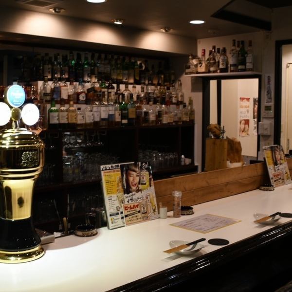 カウンター席は店長との会話も楽しめるくつろぎ空間♪おひとり様でふらっと気軽にちょい飲みするもよし、飲みながらちょっとおしゃべりするもよし☆お気軽にお立ち寄りください！