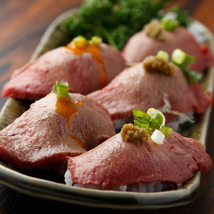 肉の旨味を閉じ込めたローストビーフ「和牛寿司」は贅沢の極み。